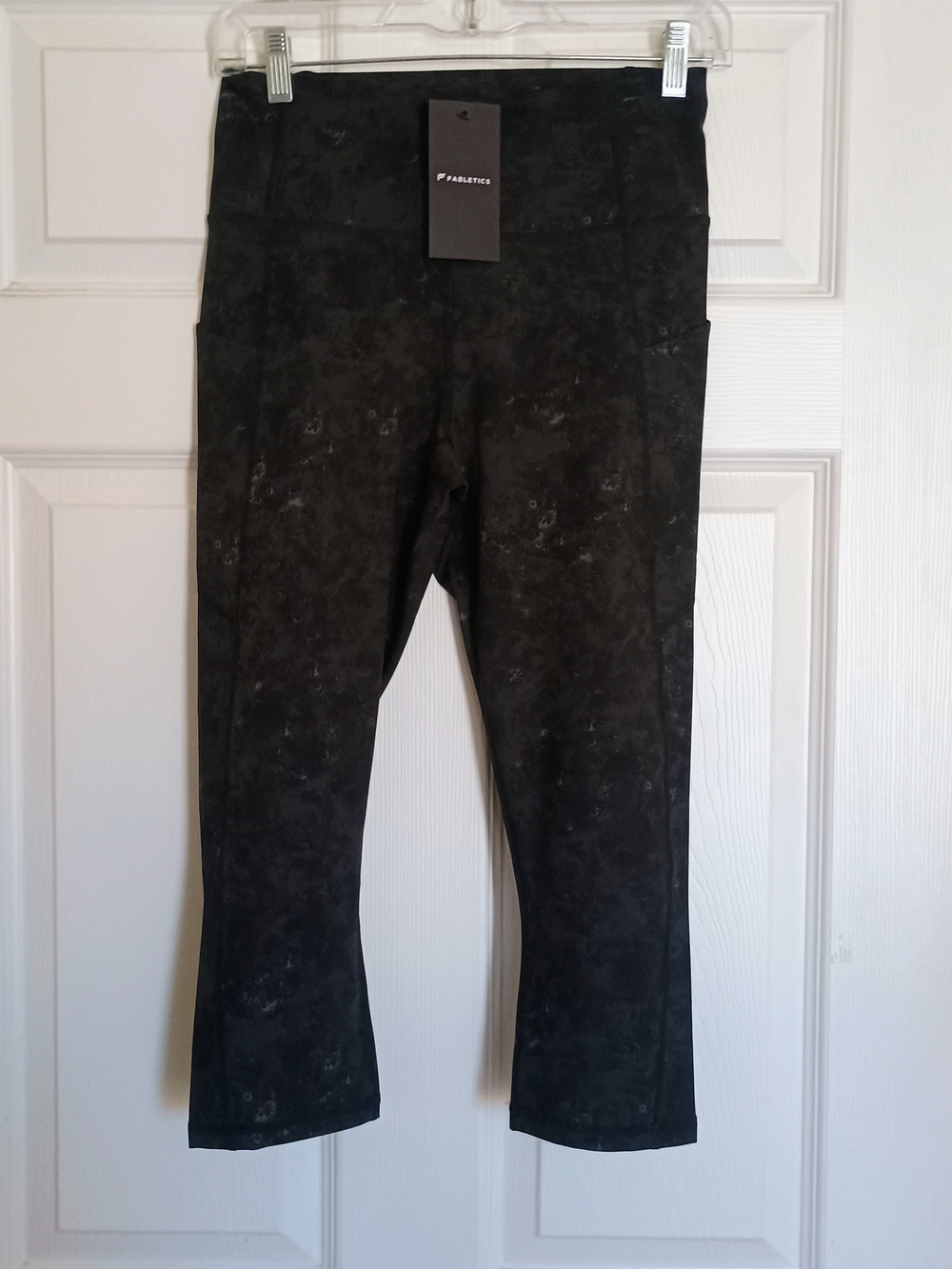NWT Fabletics Pure Luxe Oasis Black Marble High-Waisted Capris - Size M